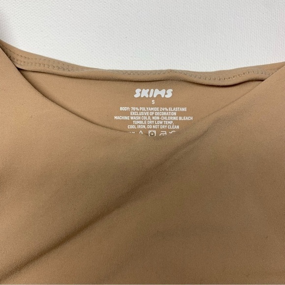 SKIMS NEW WITH TAGS Fits
Everybody Nude High Neck Bodysuit
Size Small - Picture 7 of 9